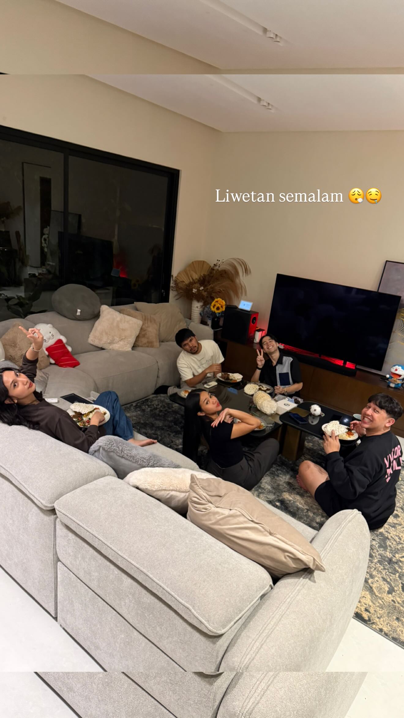 Acara liwetan di rumah Vidi Aldiano dan Sheila Dara.
